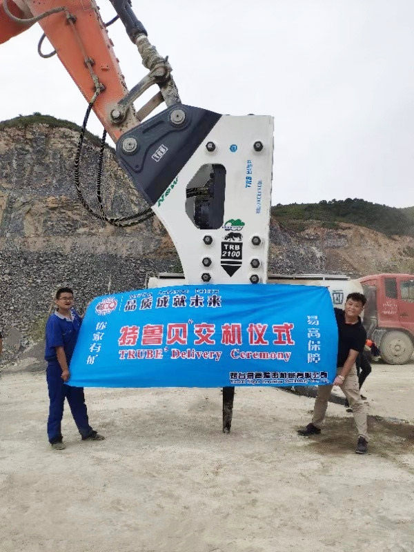 TRB200-hydraulic-breaker-delivery-ceremony-(2)